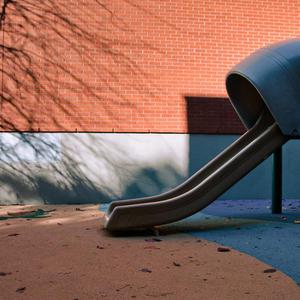 教室里强摁做开腿呻吟男男
